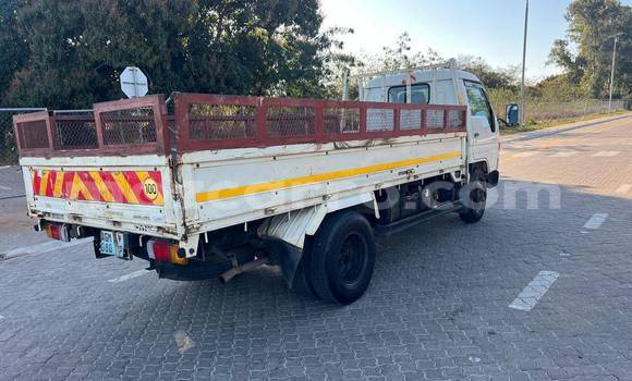 Comprar Usado Toyota Dyna Branco Caminhão em Beira em Sofala Comprar Usado Toyota Dyna Branco Caminhão em Beira em Sofala