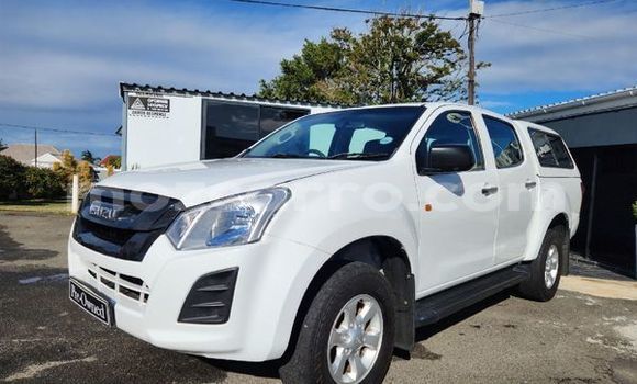 Comprar Usado Isuzu KB Branco Carro em Maputo em Maputo Comprar Usado Isuzu KB Branco Carro em Maputo em Maputo