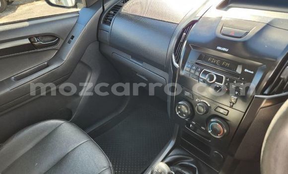 Comprar Usado Isuzu KB Branco Carro em Maputo em Maputo Comprar Usado Isuzu KB Branco Carro em Maputo em Maputo