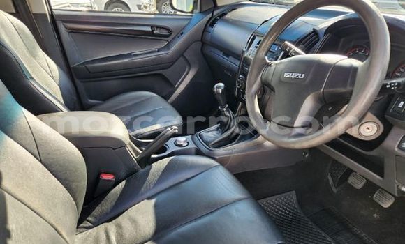 Comprar Usado Isuzu KB Branco Carro em Maputo em Maputo Comprar Usado Isuzu KB Branco Carro em Maputo em Maputo