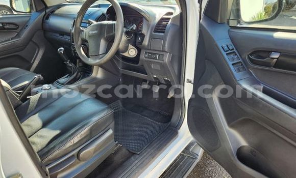 Comprar Usado Isuzu KB Branco Carro em Maputo em Maputo Comprar Usado Isuzu KB Branco Carro em Maputo em Maputo