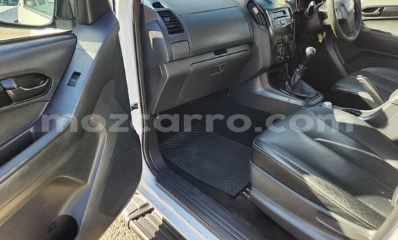 Comprar Usado Isuzu KB Branco Carro em Maputo em Maputo Comprar Usado Isuzu KB Branco Carro em Maputo em Maputo