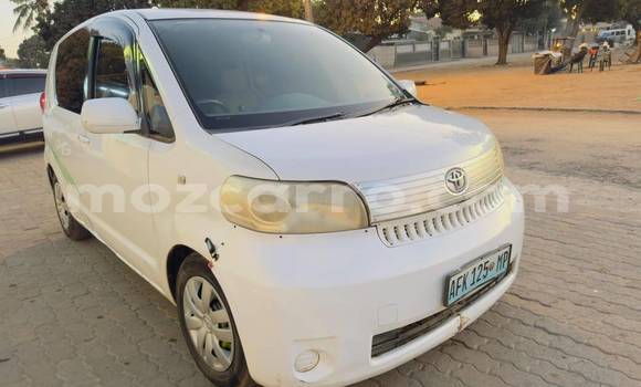 Comprar Usado Toyota Porte Branco Carro em Beira em Sofala
