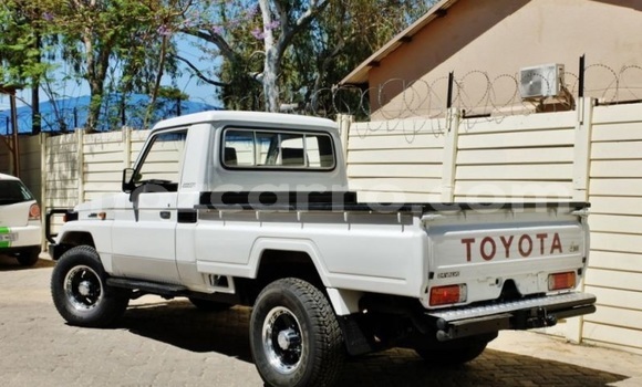 Nunua Ilio tumika Toyota Land Cruiser Nyeupe Gari ndani ya Maputo nchini Maputo Nunua Ilio tumika Toyota Land Cruiser Nyeupe Gari ndani ya Maputo nchini Maputo