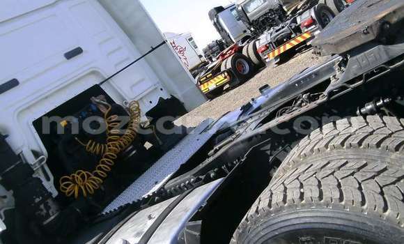 Comprar Usado Isuzu FTR 850 Branco Caminhão em Maputo em Maputo Comprar Usado Isuzu FTR 850 Branco Caminhão em Maputo em Maputo