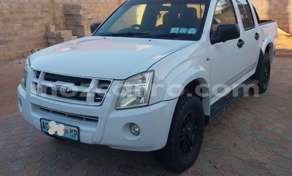 Comprar Usado Isuzu KB Branco Carro em Maputo em Maputo