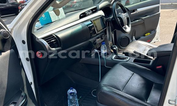 Nunua Ilio tumika Toyota Hilux Nyeupe Gari ndani ya Maputo nchini Maputo Nunua Ilio tumika Toyota Hilux Nyeupe Gari ndani ya Maputo nchini Maputo