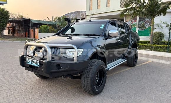 Nunua Ilio tumika Mitsubishi Triton Nyeusi Gari ndani ya Maputo nchini Maputo
