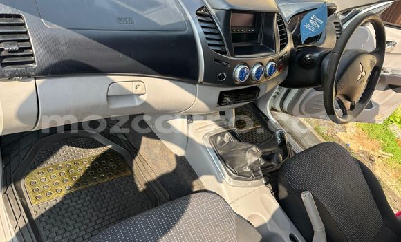 Comprar Usado Mitsubishi Triton Branco Carro em Maputo em Maputo Comprar Usado Mitsubishi Triton Branco Carro em Maputo em Maputo