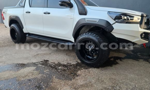 Nunua Ilio tumika Toyota Hilux Nyeupe Gari ndani ya Maputo nchini Maputo Nunua Ilio tumika Toyota Hilux Nyeupe Gari ndani ya Maputo nchini Maputo