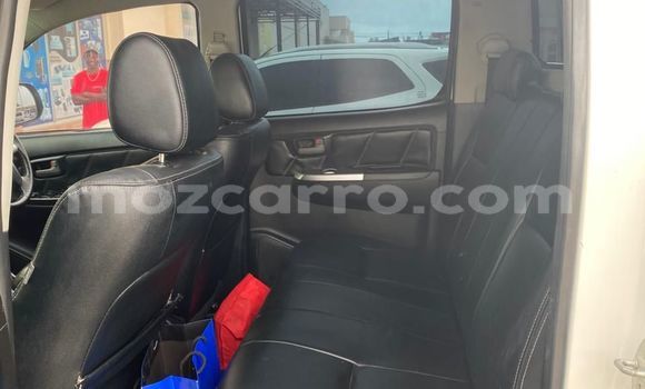 Nunua Ilio tumika Toyota Hilux Nyeupe Gari ndani ya Maputo nchini Maputo Nunua Ilio tumika Toyota Hilux Nyeupe Gari ndani ya Maputo nchini Maputo