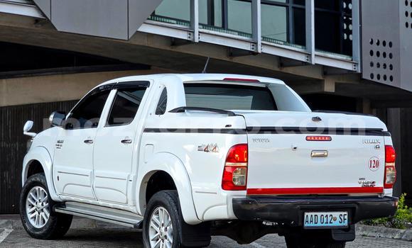 Nunua Ilio tumika Toyota Hilux Nyeupe Gari ndani ya Maputo nchini Maputo Nunua Ilio tumika Toyota Hilux Nyeupe Gari ndani ya Maputo nchini Maputo
