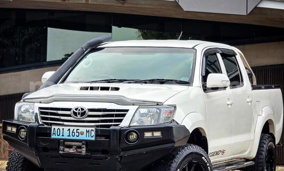 Tenga Tsaru Toyota Hilux Chena Mota in Maputo in Maputo