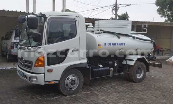 Buy Used Toyota 4Runner White Car in Maputo in Maputo