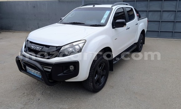 Buy Used Isuzu D-MAX White Car in Maputo in Maputo