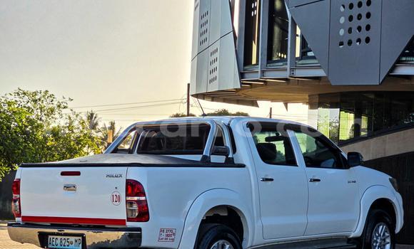 Nunua Ilio tumika Toyota Hilux Nyeupe Gari ndani ya Maputo nchini Maputo Nunua Ilio tumika Toyota Hilux Nyeupe Gari ndani ya Maputo nchini Maputo
