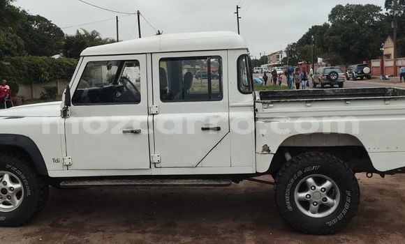 Buy Used Land Rover Defender White Car in Maputo in Maputo Buy Used Land Rover Defender White Car in Maputo in Maputo