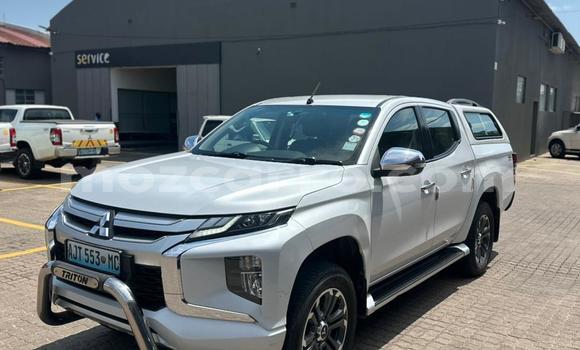 Comprar Usado Mitsubishi Triton Branco Carro em Maputo em Maputo