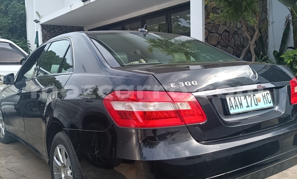 Nunua Ilio tumika Mercedes-Benz E-Classe Nyeusi Gari ndani ya Maputo nchini Maputo Nunua Ilio tumika Mercedes-Benz E-Classe Nyeusi Gari ndani ya Maputo nchini Maputo