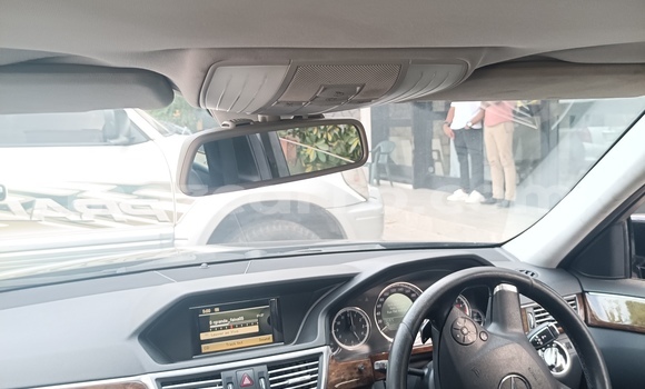 Nunua Ilio tumika Mercedes-Benz E-Classe Nyeusi Gari ndani ya Maputo nchini Maputo Nunua Ilio tumika Mercedes-Benz E-Classe Nyeusi Gari ndani ya Maputo nchini Maputo