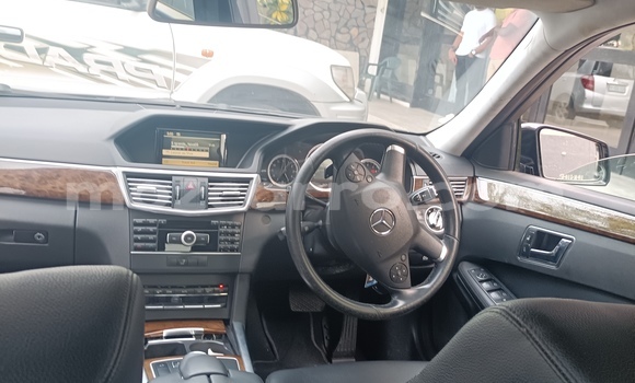 Nunua Ilio tumika Mercedes-Benz E-Classe Nyeusi Gari ndani ya Maputo nchini Maputo Nunua Ilio tumika Mercedes-Benz E-Classe Nyeusi Gari ndani ya Maputo nchini Maputo