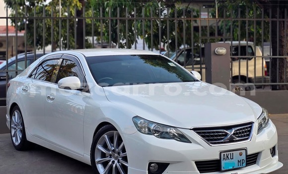 Nunua Ilio tumika Toyota Mark X Nyeupe Gari ndani ya Maputo nchini Maputo