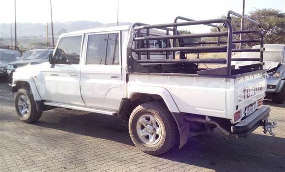 Comprar Usado Toyota Land Cruiser Branco Carro em Moçambique em Nampula Comprar Usado Toyota Land Cruiser Branco Carro em Moçambique em Nampula