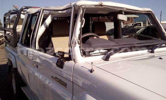Comprar Usado Toyota Land Cruiser Branco Carro em Moçambique em Nampula Comprar Usado Toyota Land Cruiser Branco Carro em Moçambique em Nampula