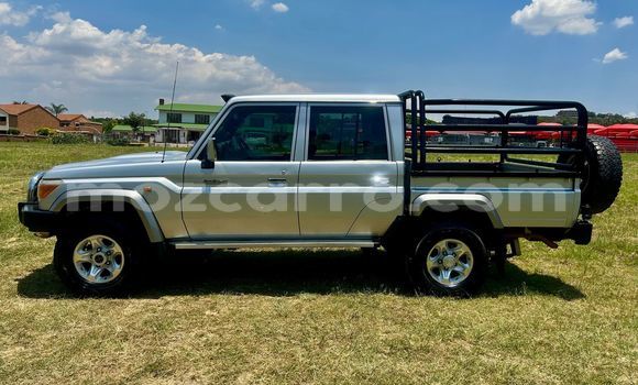 Buy Used Toyota Land Cruiser Blue Car in Maputo in Maputo