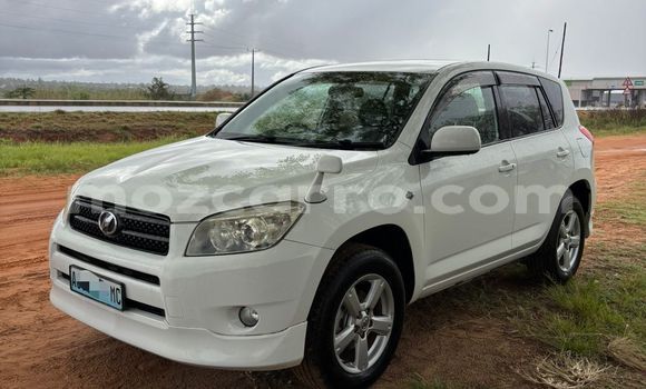 Nunua Ilio tumika Toyota RAV4 Nyeupe Gari ndani ya Maputo nchini Maputo