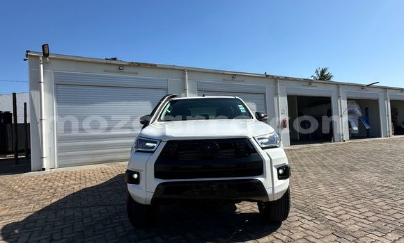 Nunua Ilio tumika Toyota Hiluxe Revo Nyeupe Gari ndani ya Maputo nchini Maputo