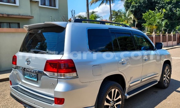 Nunua Ilio tumika Toyota Land Cruiser Nyeupe Gari ndani ya Maputo nchini Maputo Nunua Ilio tumika Toyota Land Cruiser Nyeupe Gari ndani ya Maputo nchini Maputo