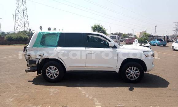 Buy Used Toyota Land Cruiser White Car in Nampula in Nampula Buy Used Toyota Land Cruiser White Car in Nampula in Nampula