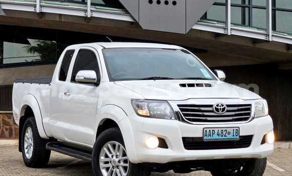Comprar Usado Toyota Hilux Branco Carro em Maputo em Maputo