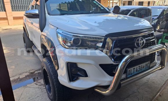 Comprar Usado Toyota Hiluxe Revo Branco Carro em Maputo em Maputo