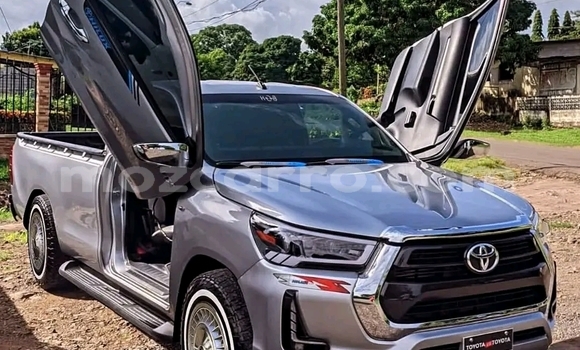 Nunua Ilio tumika Brabus M V12 Beige Gari ndani ya Chókwè nchini Gaza