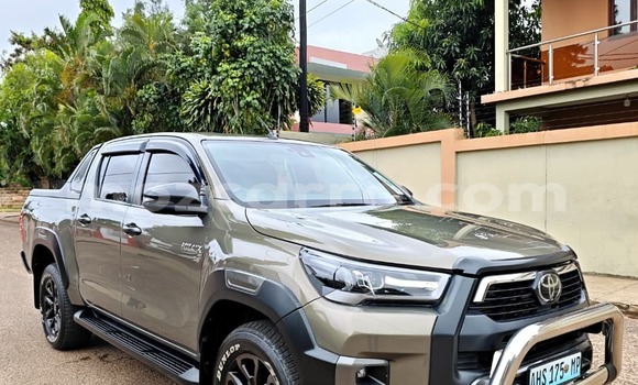 Buy Used Toyota Hilux Brown Car in Maputo in Maputo