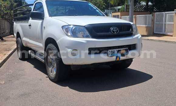 Buy Used Toyota Hilux White Car in Maputo in Maputo