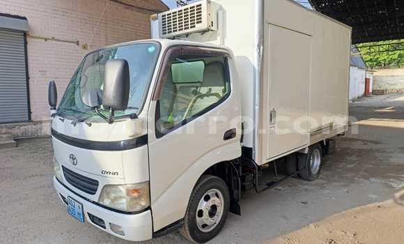 Comprar Usado Toyota Dyna Branco Carro em Maputo em Maputo