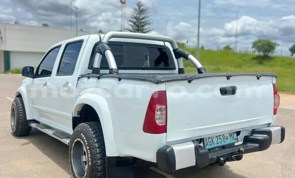 Comprar Usado Isuzu KB Branco Carro em Chimoio em Manica Comprar Usado Isuzu KB Branco Carro em Chimoio em Manica