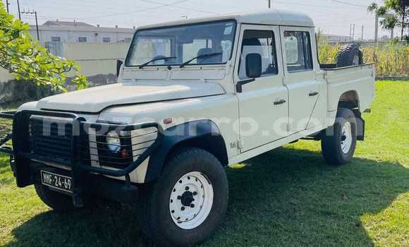 Nunua Ilio tumika Land Rover Defender Nyeupe Gari ndani ya Maputo nchini Maputo