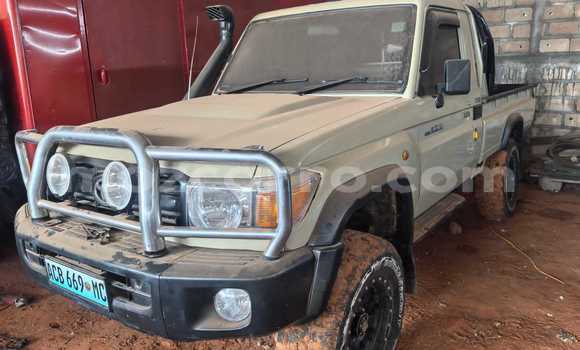 Buy Used Toyota Hilux Brown Car in Maputo in Maputo