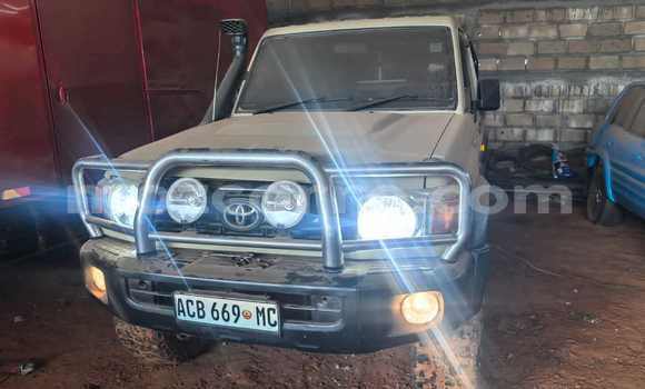 Nunua Ilio tumika Toyota Hilux Brown Gari ndani ya Maputo nchini Maputo Nunua Ilio tumika Toyota Hilux Brown Gari ndani ya Maputo nchini Maputo
