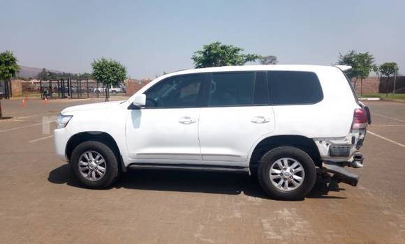 Buy Used Toyota Land Cruiser White Car in Beira in Sofala Buy Used Toyota Land Cruiser White Car in Beira in Sofala