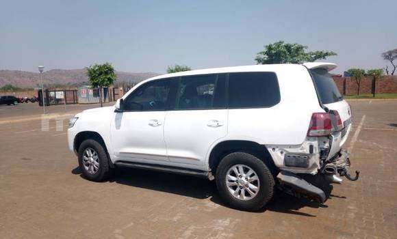 Buy Used Toyota Land Cruiser White Car in Beira in Sofala Buy Used Toyota Land Cruiser White Car in Beira in Sofala