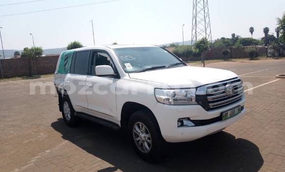 Buy Used Toyota Land Cruiser White Car in Beira in Sofala Buy Used Toyota Land Cruiser White Car in Beira in Sofala