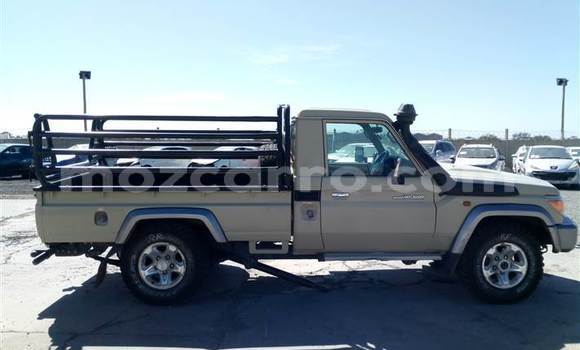Comprar Usado Toyota Land Cruiser Castanho Carro em Beira em Sofala