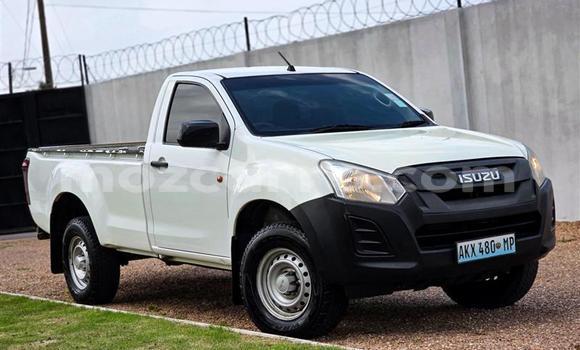Nunua Ilio tumika Isuzu D-MAX Nyeupe Gari ndani ya Maputo nchini Maputo