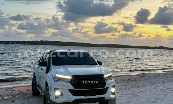 Buy Used Toyota Hilux White Car in Maputo in Maputo