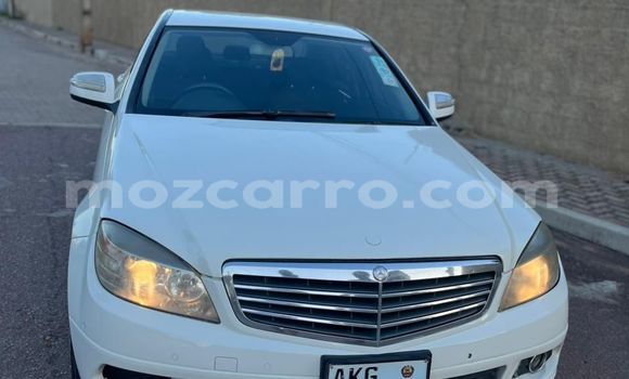 Nunua Ilio tumika Mercedes-Benz C-Classe Nyeupe Gari ndani ya Maputo nchini Maputo